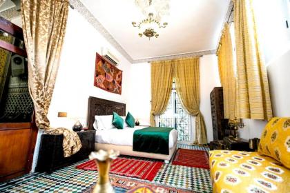 Apartment with 3 bedrooms in FES with enclosed garden and WiFi - image 15